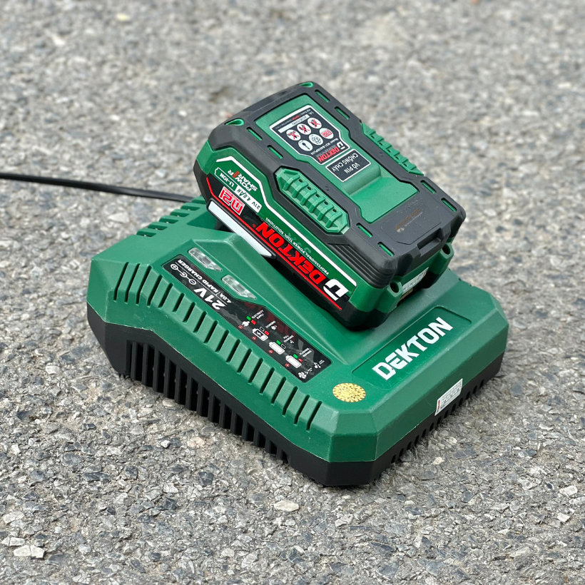 Fast Charger 21V, 4.0A