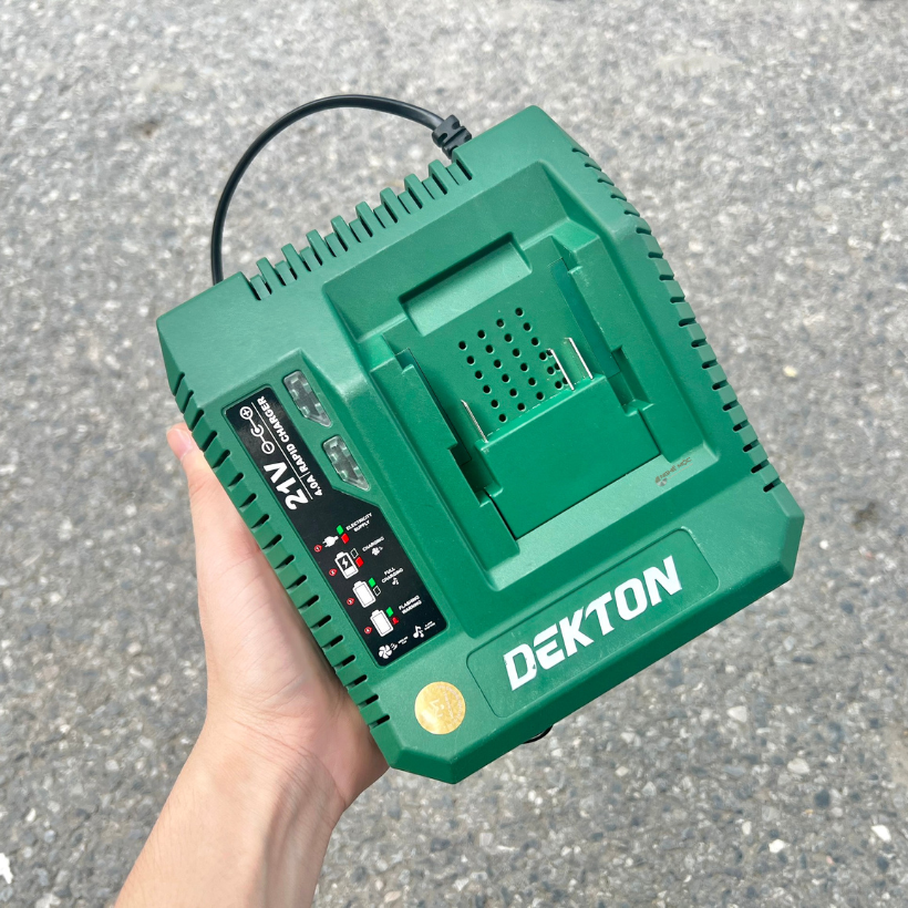 Fast Charger 21V, 4.0A