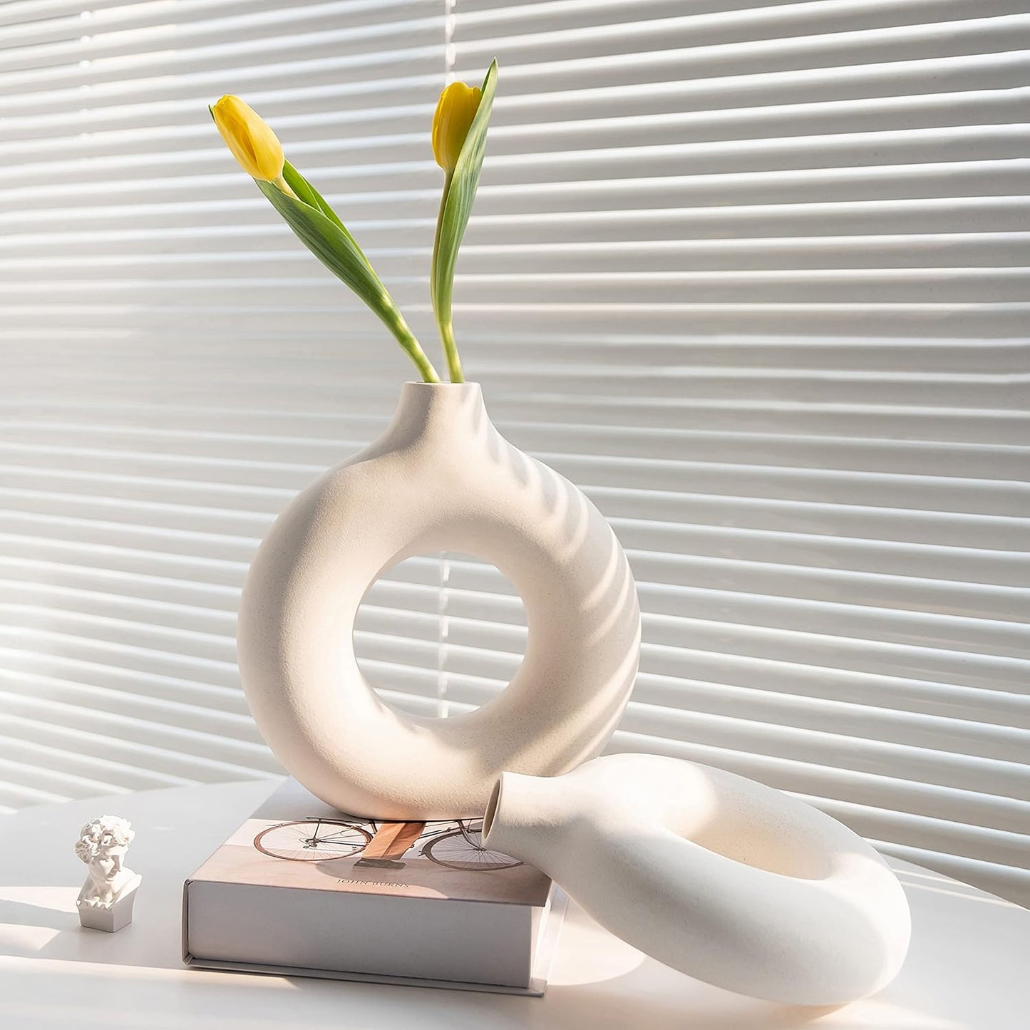 round vase