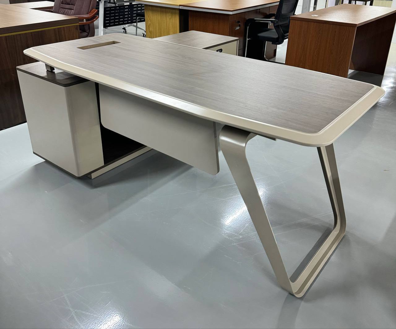 Executive Table (HT001)