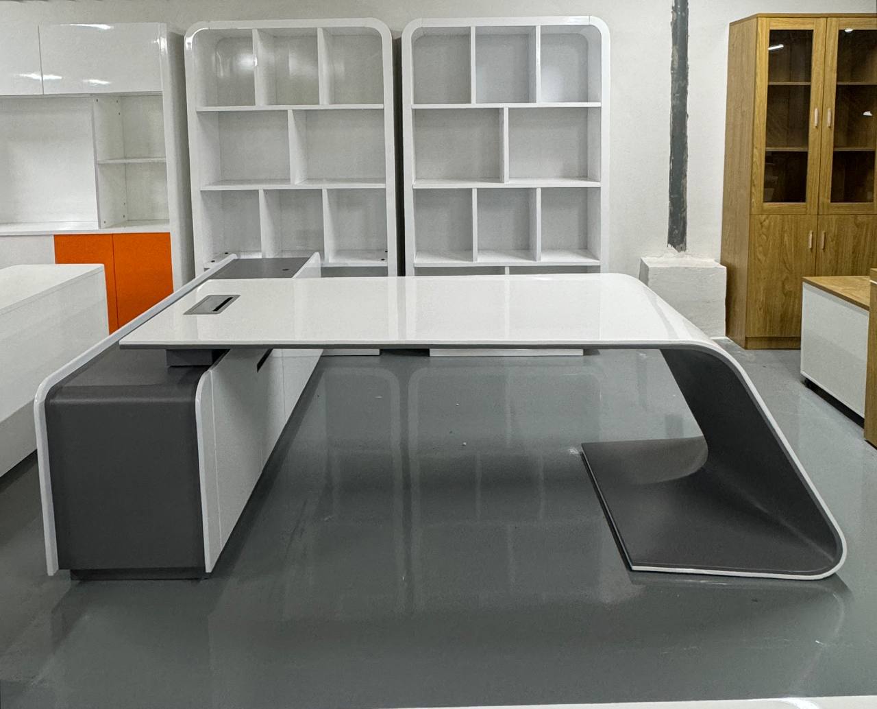 Executive Table (037)