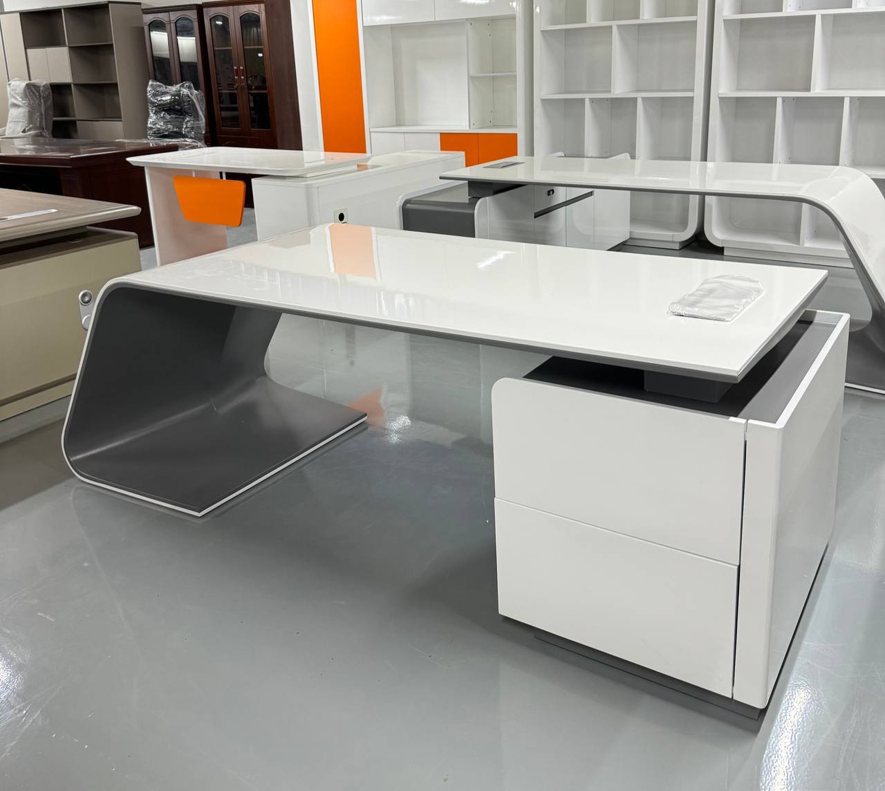 Executive Table (037)