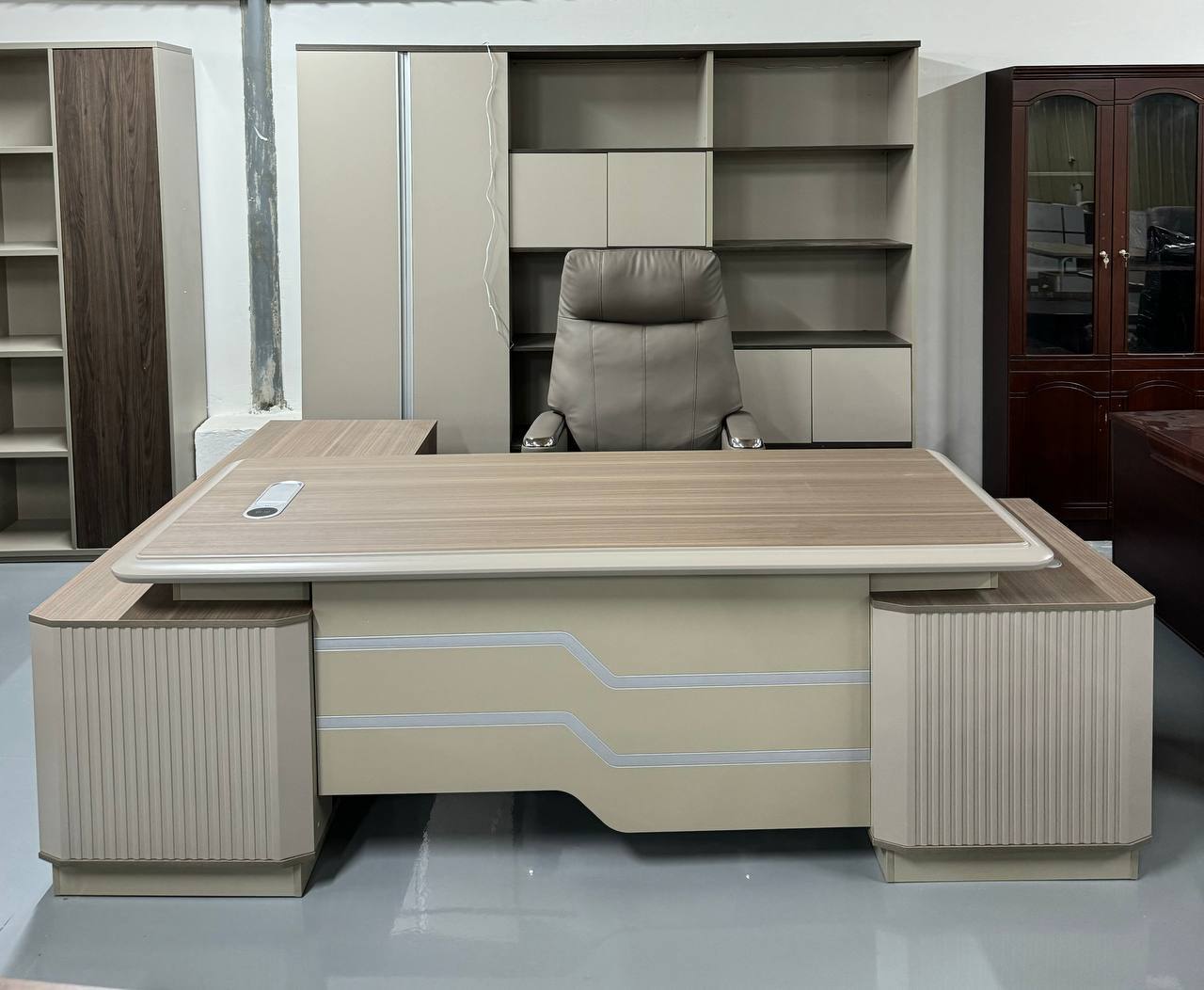 Executive Table (018)