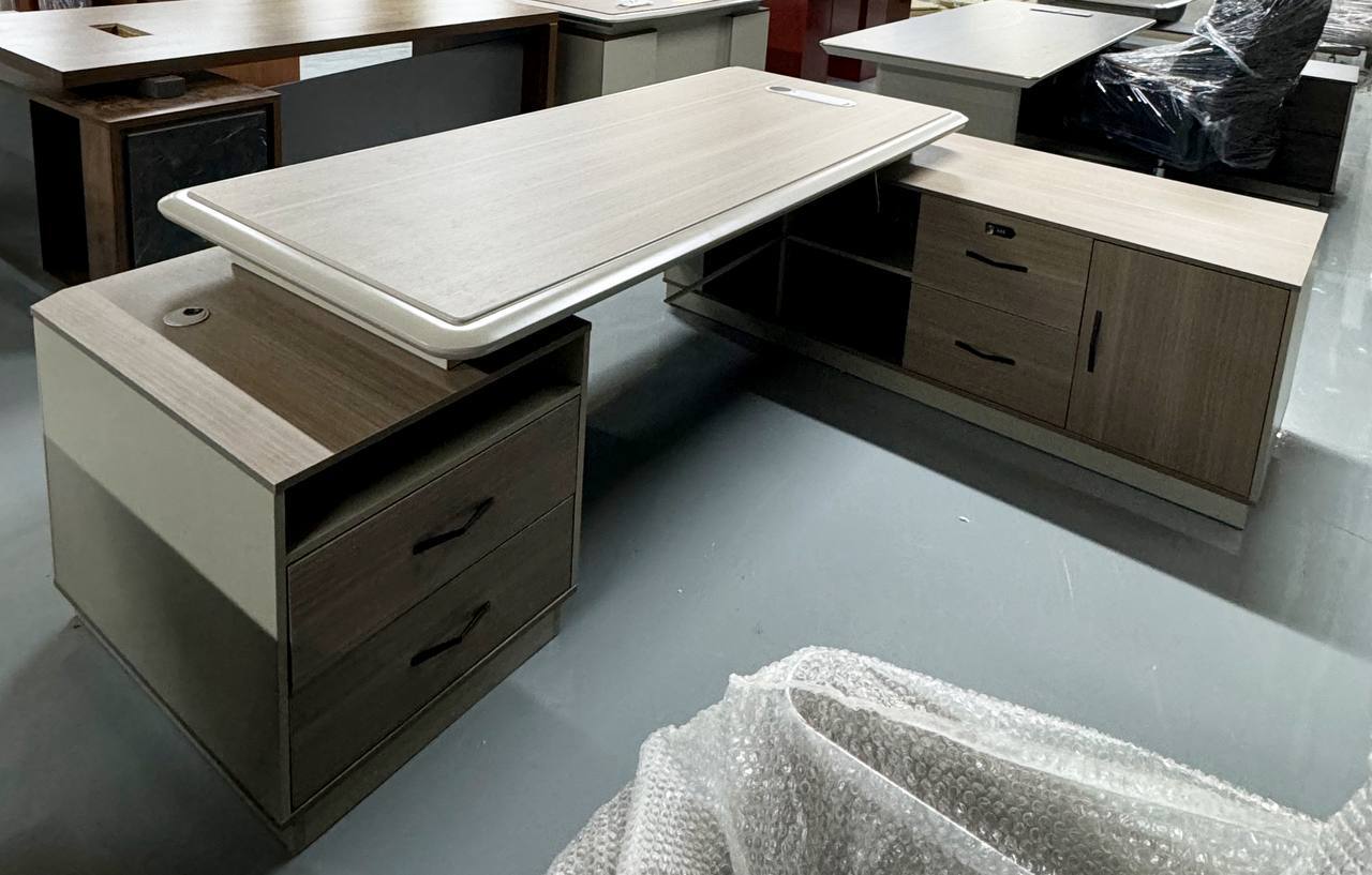 Executive Table (018)