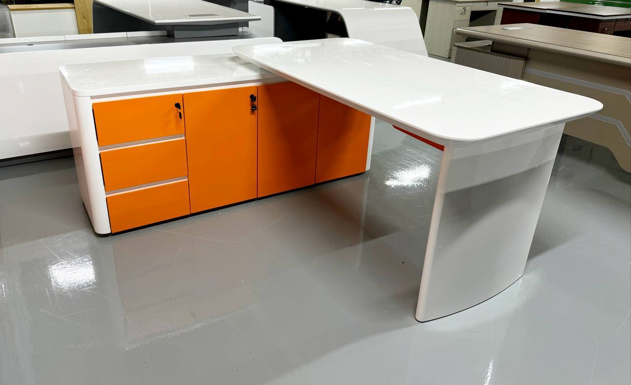 Executive Table (066)