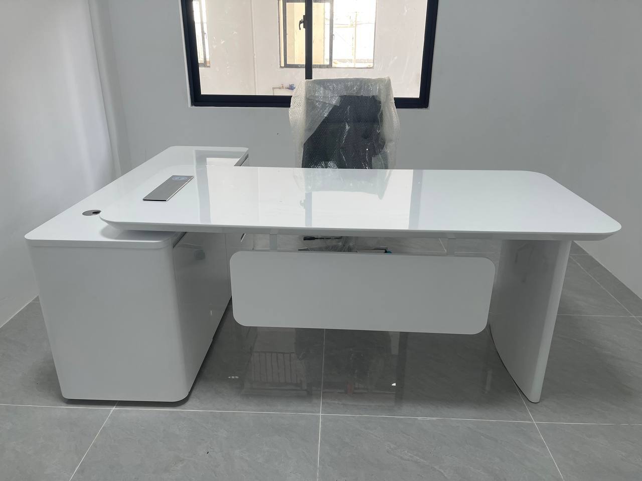 Executive Table (HT02)