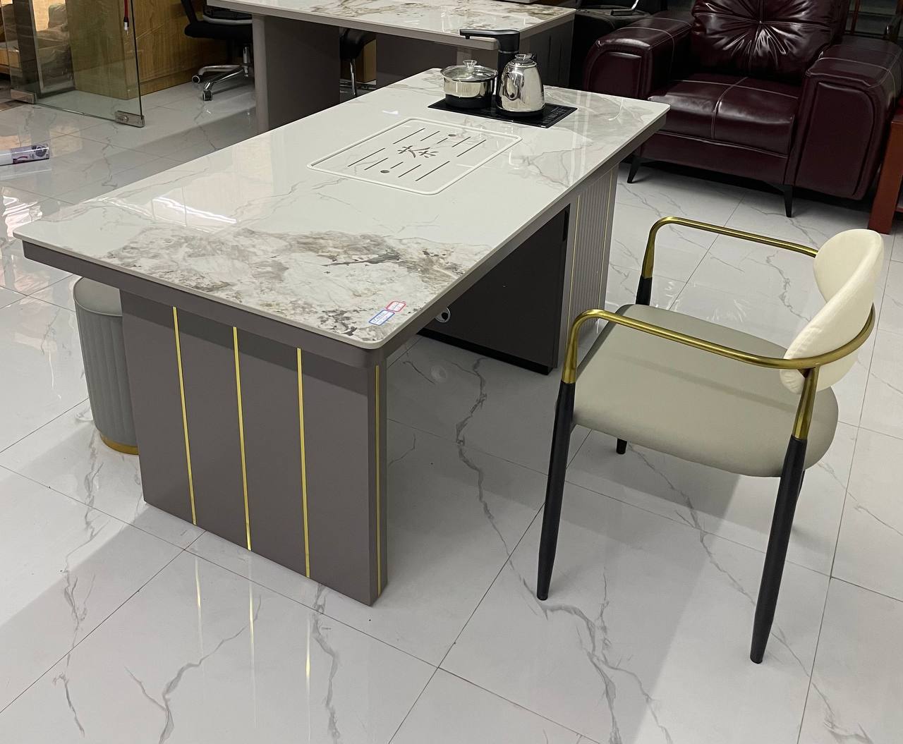 Executive Table (C02)