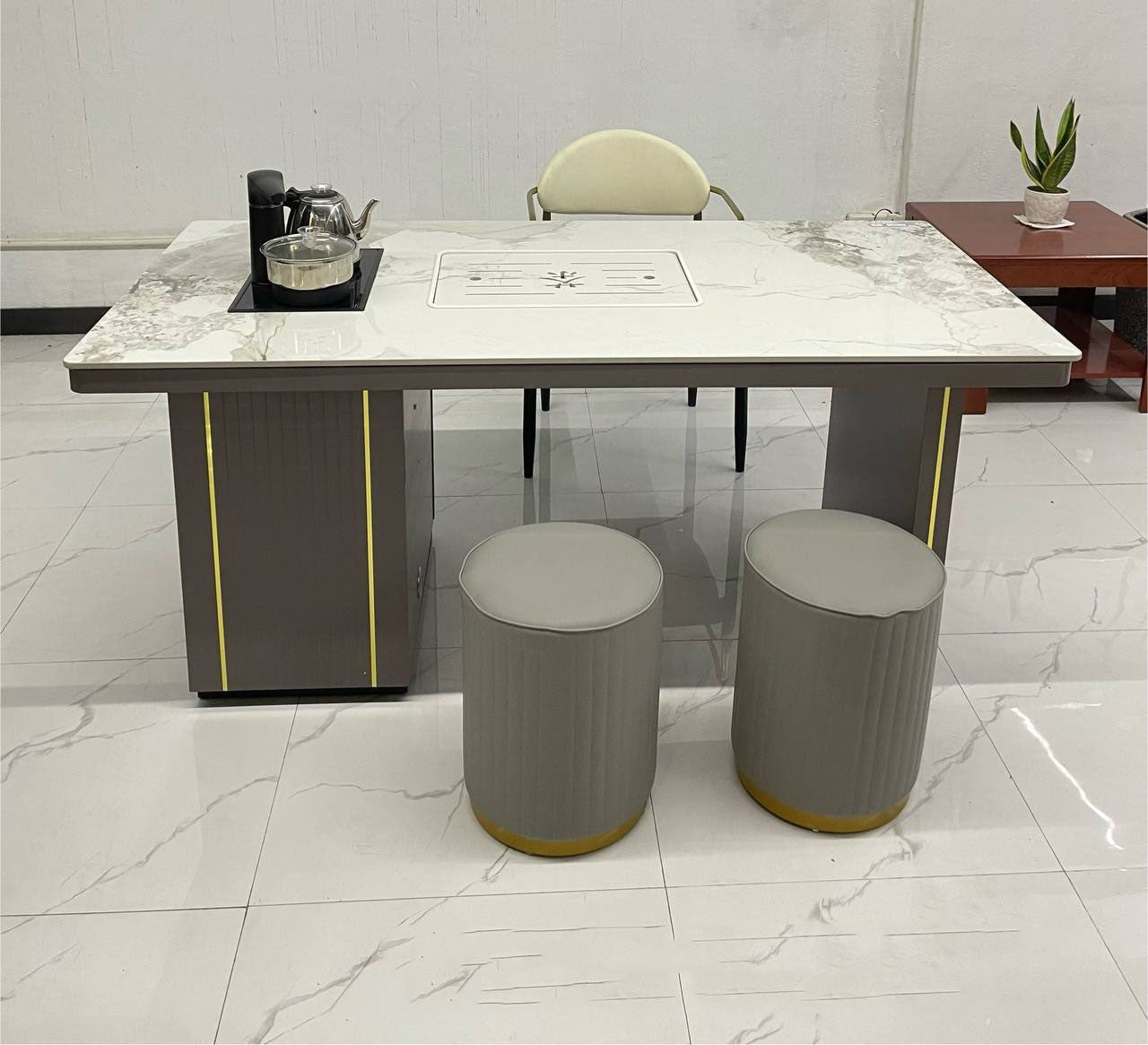 Executive Table (C02)